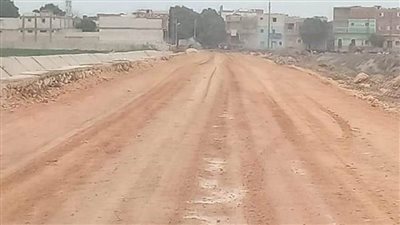 لتحقيق سيولة مرورية وتخفيف الزحام.. رصف طريق أبوقرقاص الغربي بالمنيا