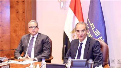 العنانى ووزير الاتصالات يبحثان مستجدات رفع كفاءة خدمة الإنترنت فى المنشآت السياحية