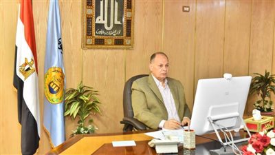 محافظ أسيوط يطمئن رئيس الوزراء على توافر السلع عبر الفيديو كونفرانس 