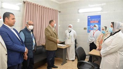 محافظ أسيوط يتفقد فعاليات تطعيم المواطنين بلقاح كورونا 