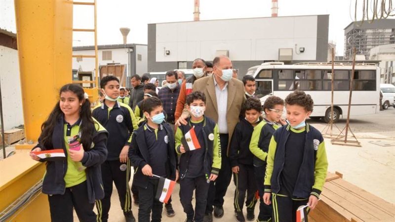 محافظ أسيوط وطلاب