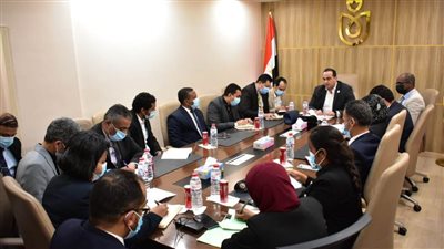 رئيس الرعاية الصحية يجتمع مع قيادات فرع الأقصر