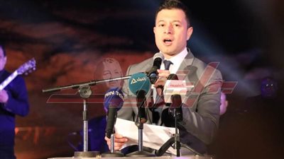 الإعلامي حسين حسني يسحر قلوب «بلد المواويل» في افتتاح مهرجان أبيدوس للموسيقي