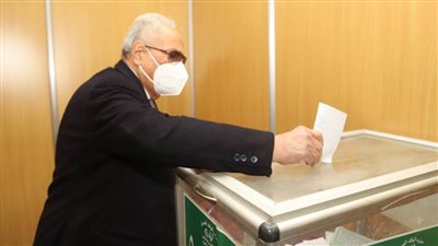 أبو شقة يدلي بصوته في انتخابات رئاسة الوفد 2022