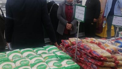 السكرتير المساعد لمحافظ أسيوط تتفقد استعدادات فتح منافذ السلع الغذائية 