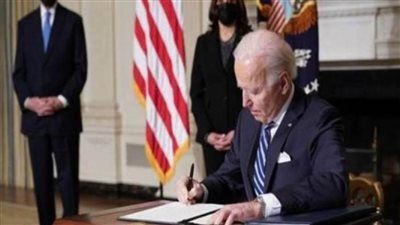 الولايات المتحدة تحظر توريد أوراق الدولار الأمريكي النقدية إلى روسيا