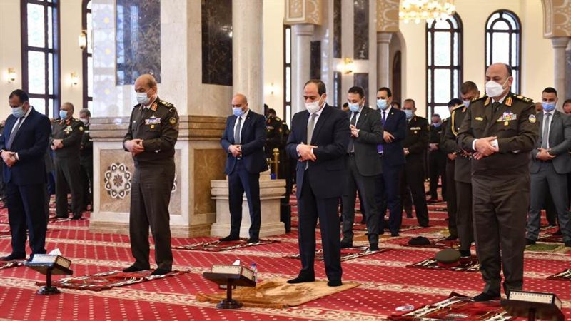 الرئيس يؤدي صلاة