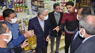 محافظ المنيا يقود حملة تموينية مفاجئة على الأسواق بمركز بني مزار