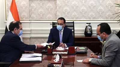 رئيس الوزراء يتابع موقف توافر المواد البترولية