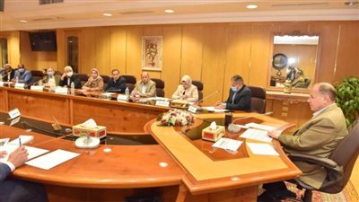 محافظ أسيوط يناقش الموقف التنفيذي لمشروعات المبادرة الرئاسية 