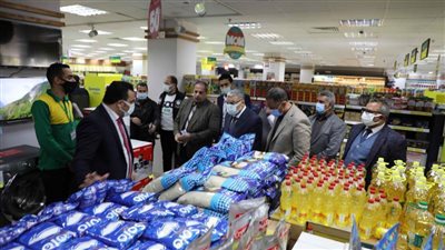 محافظ المنيا يواصل حملاته التموينية المفاجئة على الأسواق 