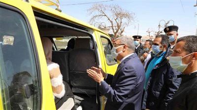 محافظ المنيا يتفقد تشغيل منظومة إحلال السيارات الربع نقل بميكروباص يعمل بالوقود المزدوج 