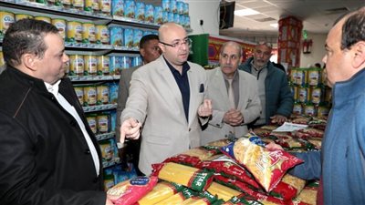 محافظ بني سويف يطمئن على توافر الأرصدة والمخزون من السلع الاستراتيجية 