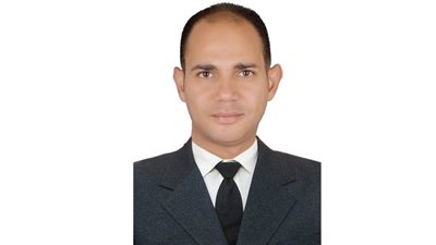 الزميل إبراهيم رمضان يهنئ الدكتور يوسف خميس بترقيته لدرجة رئيس بحوث