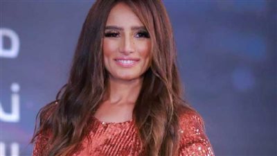 الفنانة زينة تنعي والدها في ذكراه: من 14 سنة قلبي مات 