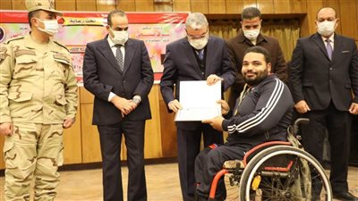 محافظ المنيا يكرم 100 شاب وفتاة من الرياضيين المتميزين وأصحاب الهمم
