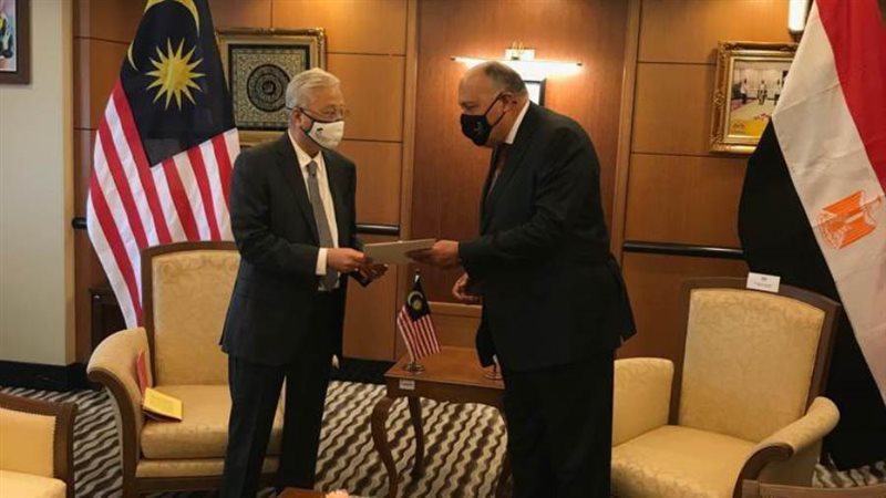 وزير الخارجية مع