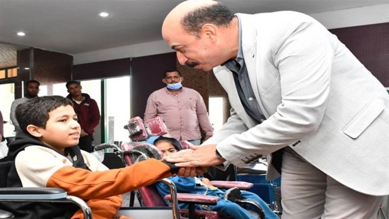 محافظ أسوان يسلم