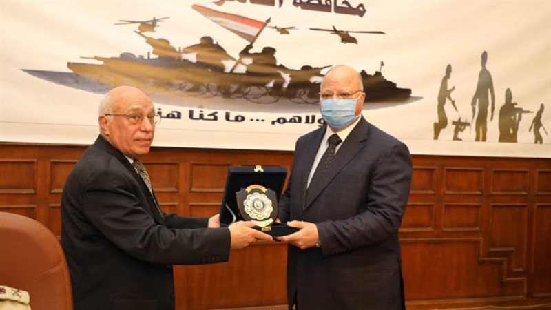 محافظ القاهرة يكرم