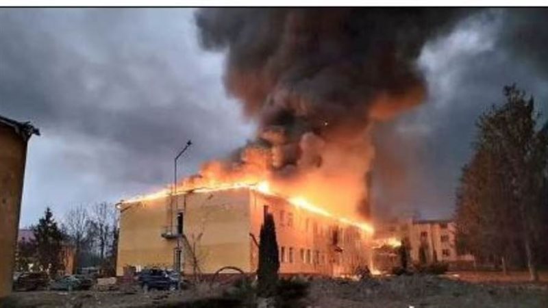 قاعدة أوكرانية تحترق