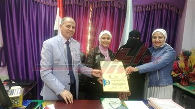 وكيل تعليم كفر الشيخ يكرّم طالبة لفوزها بالمركز الأول في مسابقة المبتكرين
