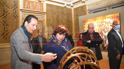 وزيرة الثقافة تتفقد الإصدار الأول من معرض المشهد بمجمع الفنون