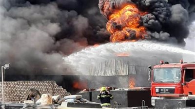 حريق هائل داخل مصنع تينر وبويات ومحاولات من الحماية المدنية لإخماده 