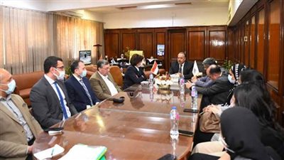 سكرتير عام قنا يبحث أعمال شركة ضمان مخاطر الائتمان بالمحافظة 