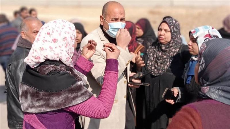 رئيس الحى يستمع للعاملين