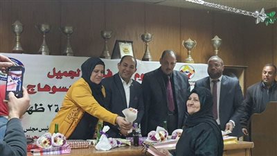 بالورد وشهادات التقدير.. الشبان المسلمين بسوهاج تكرم عددًا من الأمهات المعيلة