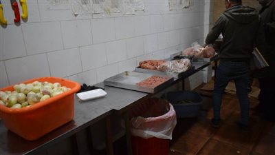 إعدام 2 طن أغذية غير صالحة للاستهلاك الآدمي بالعاشر من رمضان 