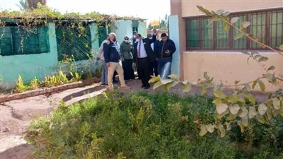 محافظ الوادي الجديد يتفقد مشروع زراعة أسطح المدارس بمدينة الخارجة