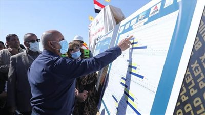 وزير النقل يتابع تنفيذ المحطات ويشاهد تفجيرات لإزالة الصخور بمشروع القطار الكهربائي