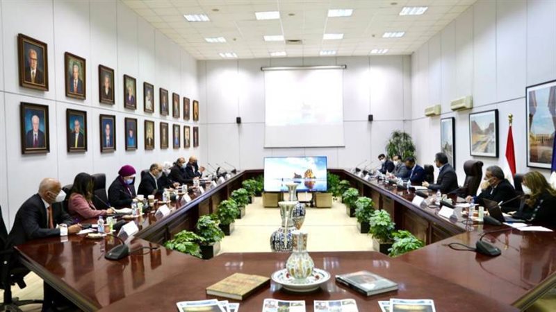 العنانى يجتمع بمسئولى