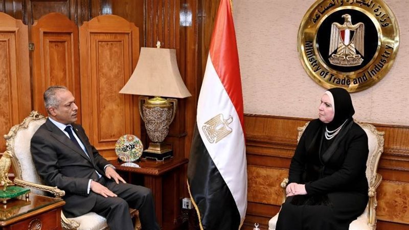 وزيرة التجارة والصناعة