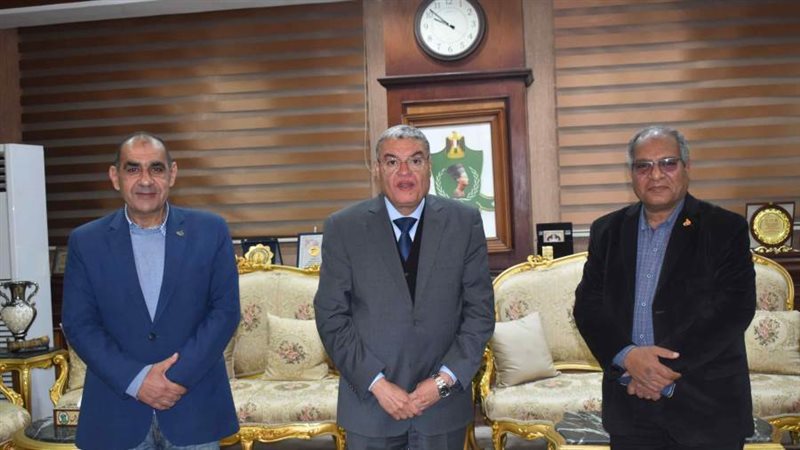 محافظ المنيا خلال