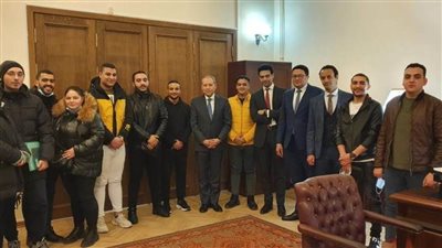 سفير مصر في موسكو يلتقي مصريين غادروا أوكرانيا عبر الأراضي الروسية