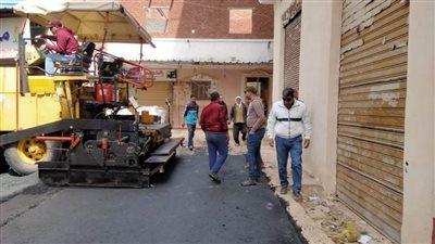 رصف منطقة الرزيمات بحوش عيسى ضمن أعمال تطوير المدن بالبحيرة