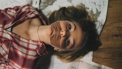 رجل يحاول اختطاف امرأة بالخطأ بعد أن خلط بينها وبين زوجته