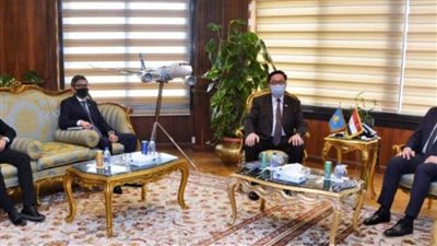وزير الطيران المدني يستقبل سفير دولة كازاخستان بالقاهرة