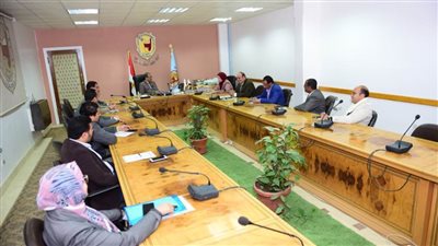 جامعة سوهاج تستعرض إنجازات مركز تعليم الكبار وتناقش احتياجاته المستقبلية