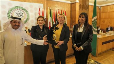 تكريم الدكتورة ياسمين فؤاد وزيرة البيئة في حفل جوائز المرأة العربية