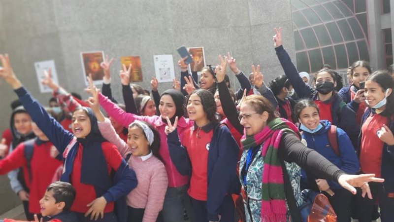 طلاب المدارس يشاهدون