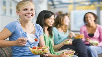 لكل مرحله عمرية تغذية مثالية إليكم ما يتطلبة الإنسان في مرحلة الشباب