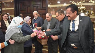 محافظ الشرقية يهدي الأمهات العاملات بالديوان العام باقات من الورود