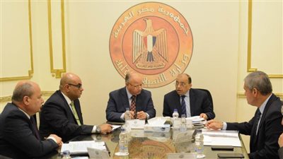 وزير التنمية المحلية يبحث مع محافظ القاهرة تسوية بعض المشكلات