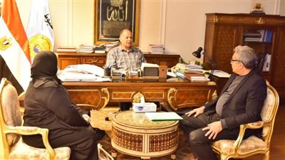 محافظ أسيوط يبحث مع رئيس قطاع مصانع أسيوط للأسمدة تنفيذ إجراءات السلامة البيئية 