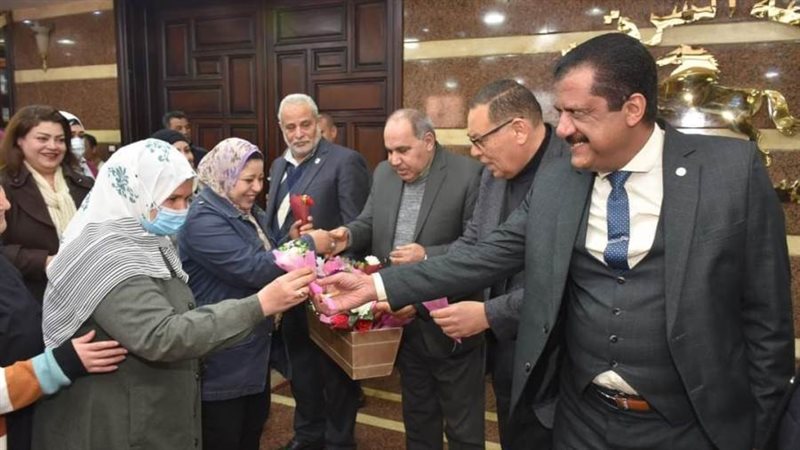 محافظ الشرقية يهدي