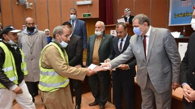 وزير القوى العاملة ومحافظ الشرقية يسلمان 4649 وثيقة تأمين تكافلي للعمالة غير المنتظمة 