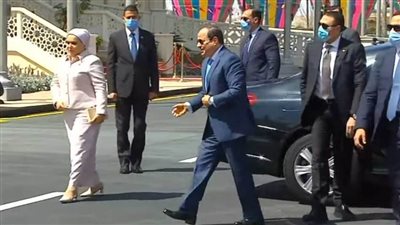 الرئيس السيسي والسيدة قرينته يصلان إلى مقر حفل تكريم المرأة المصرية